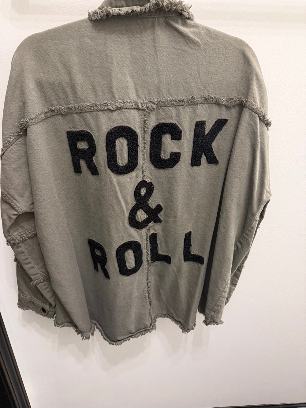 Elan Olive Green Frayed Trim Button-Front Shirt Jacket - Picture 2 of 4